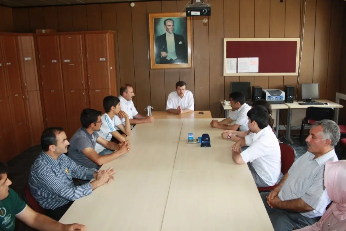 Ağrı Milli Eğitim Müdürü Başak\'tan Başarılı Öğrencilere Altın