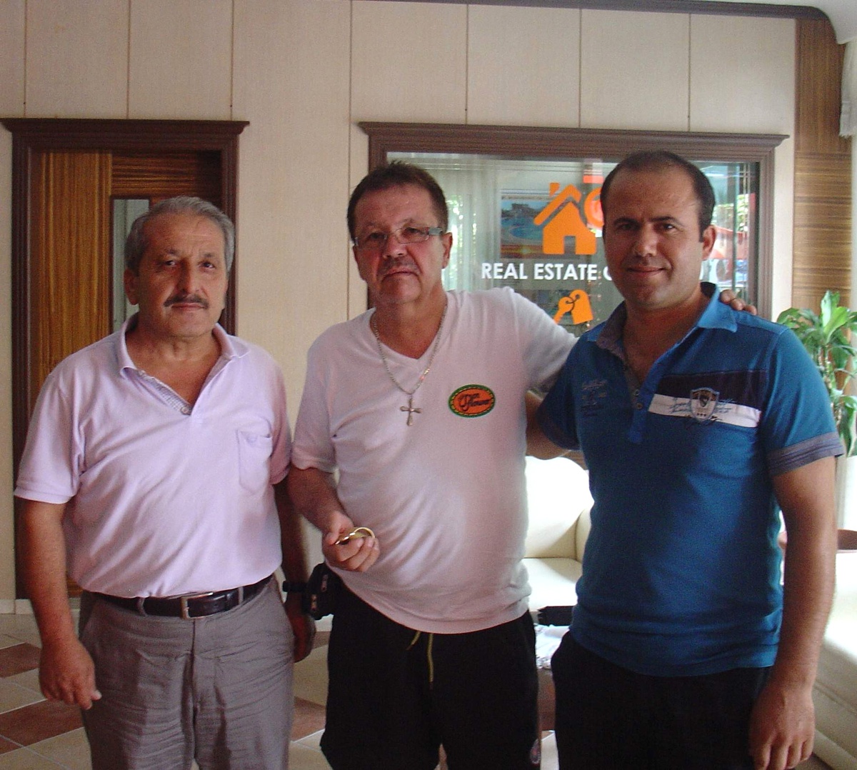 Alanya\'da Taksici Bulduğu Altın Saati Sahibine Teslim Etti