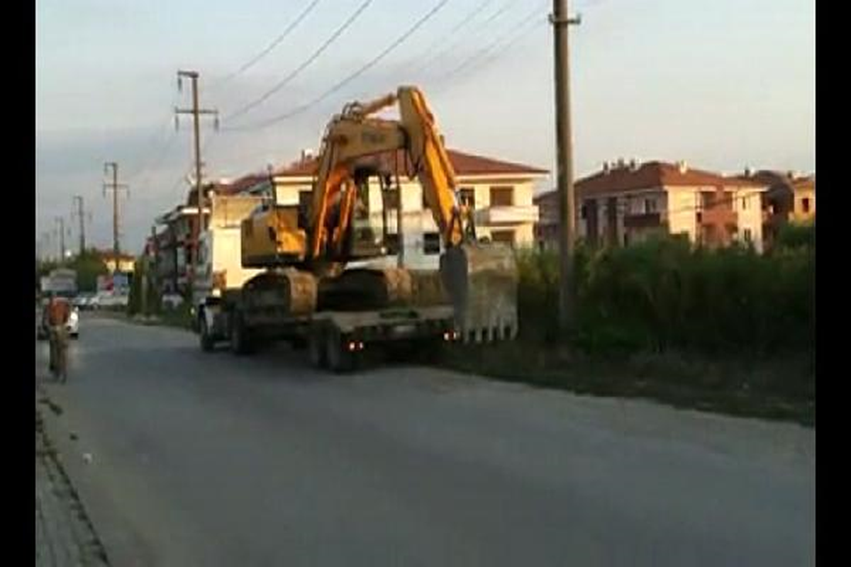 Arızalı Tır\'ı, İş Makinesinin Kepçesiyle İlerlettiler