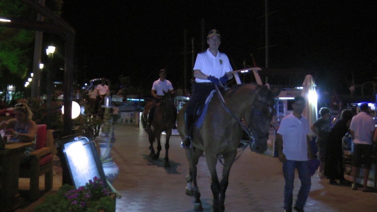 Atlı Polisler Fethiye Caddelerinde