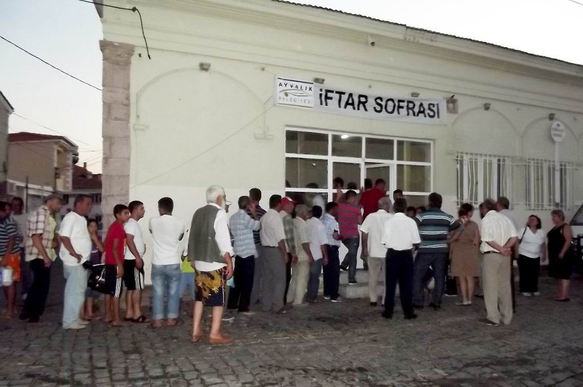 Ayvalık\'ta Aşevi Ramazan Ayında İftar Sofrası Oldu