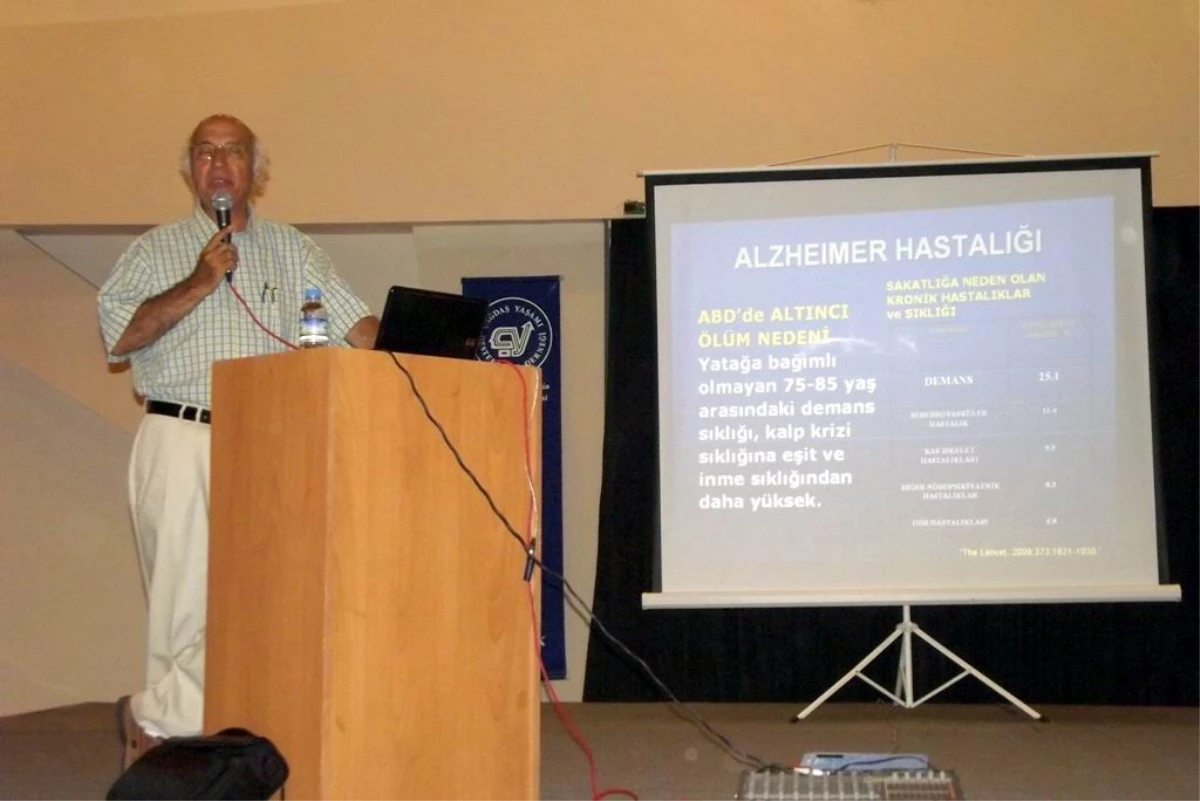 Ayvalık\'ta Prof. Dr. Kaynak Selekler Alzheimer Hastalığını Anlattı