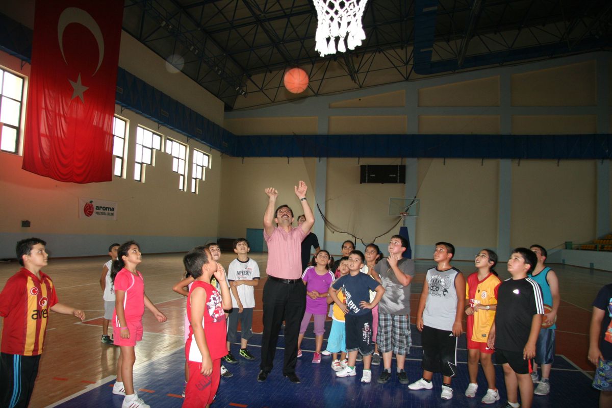 Başkan Uzunkaya Çocuklarla Beraber Basketbol Oynadı
