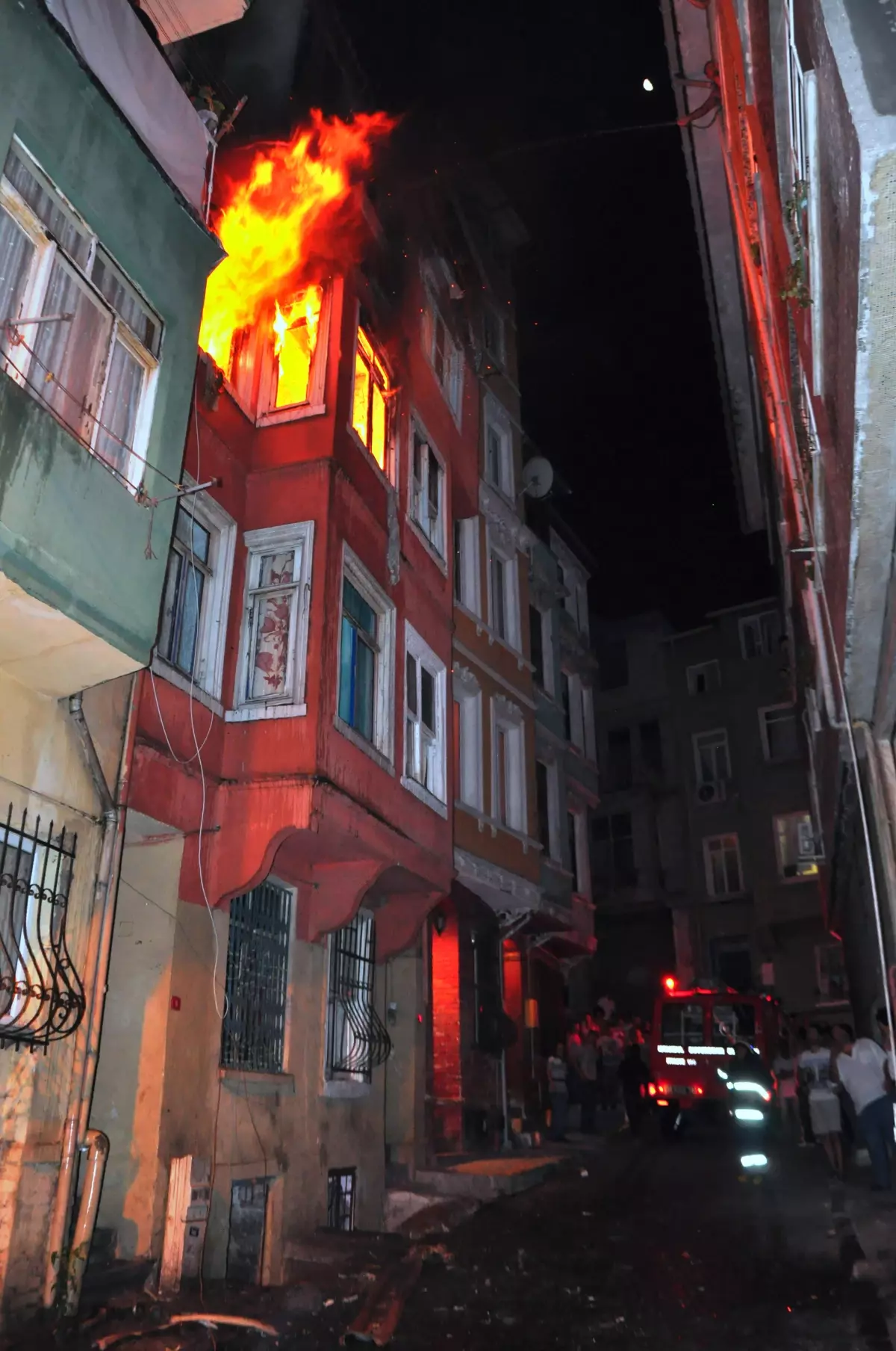 Beyoğlu'nda Korkutan Yangın: 4 Yaralı