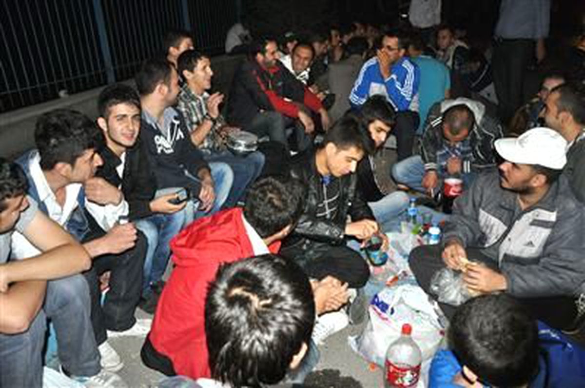 Bilet Kuyruğuna Akşamdan Girdiler