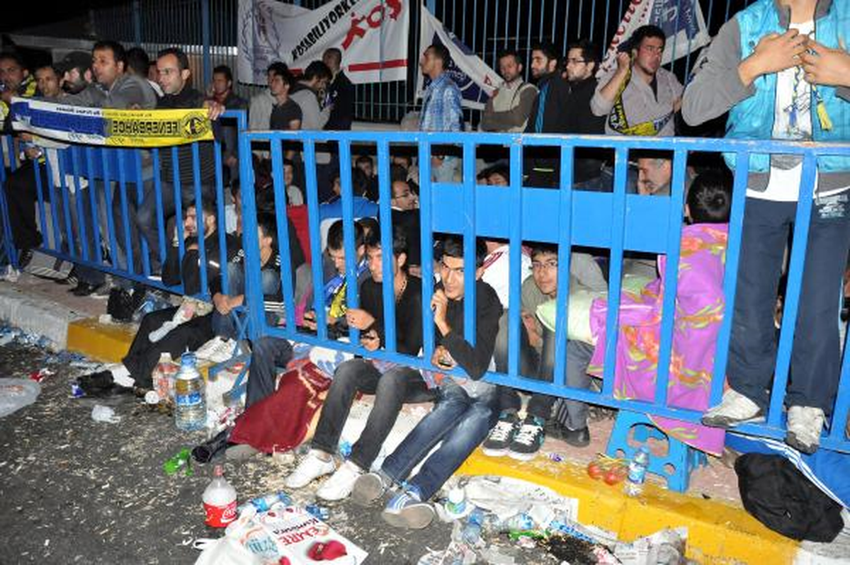 Futbolseverler Sahuru Bilet Kuyruğunda Yaptı