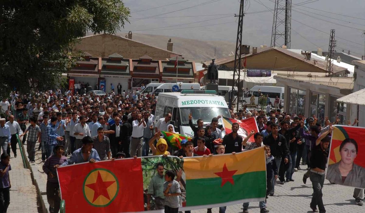 Çatışmada Ölü Ele Geçirilen PKK\'lının Cenazesi Başkale\'de Toprağa Verildi