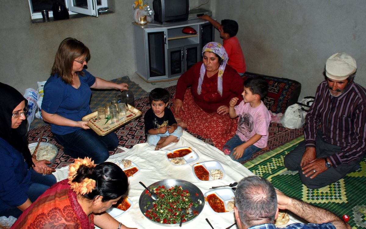 Çöpten Ekmek Toplayan Aileye İftar Sürprizi