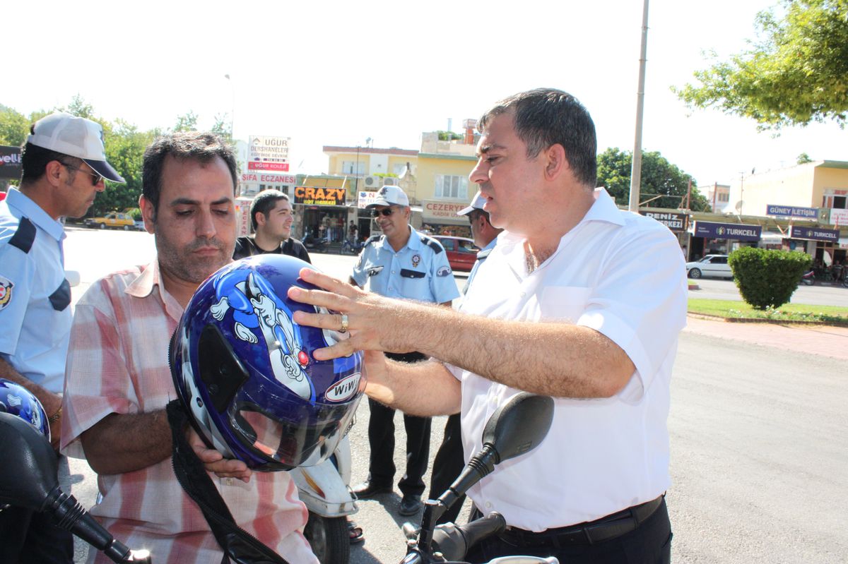 Emniyet Motosiklet Sürücülerine Ücretsiz Kask Dağıttı