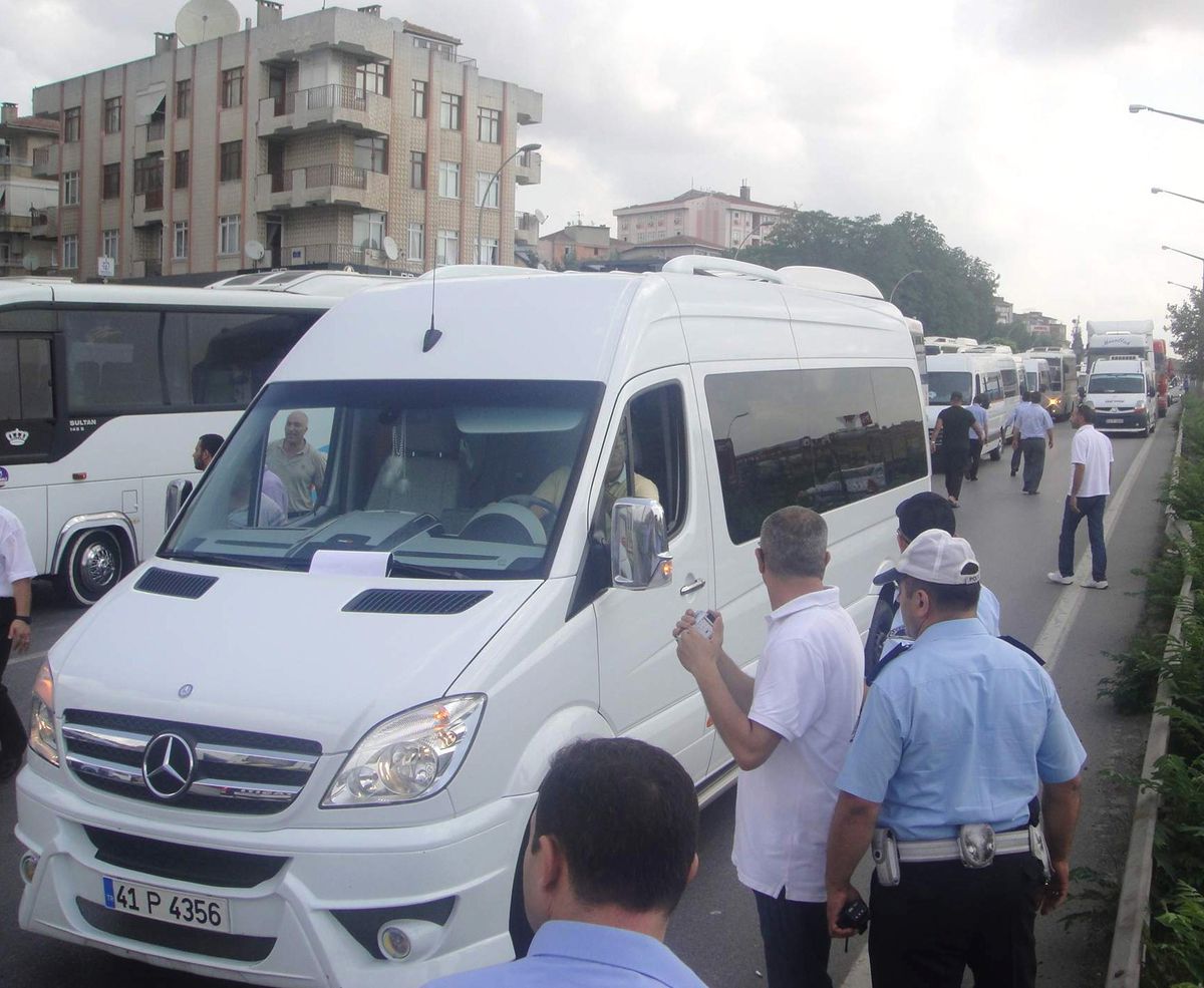 Eylem Yapan Servisçiler D-100 Karayolu\'nu Trafiğe Kapattı