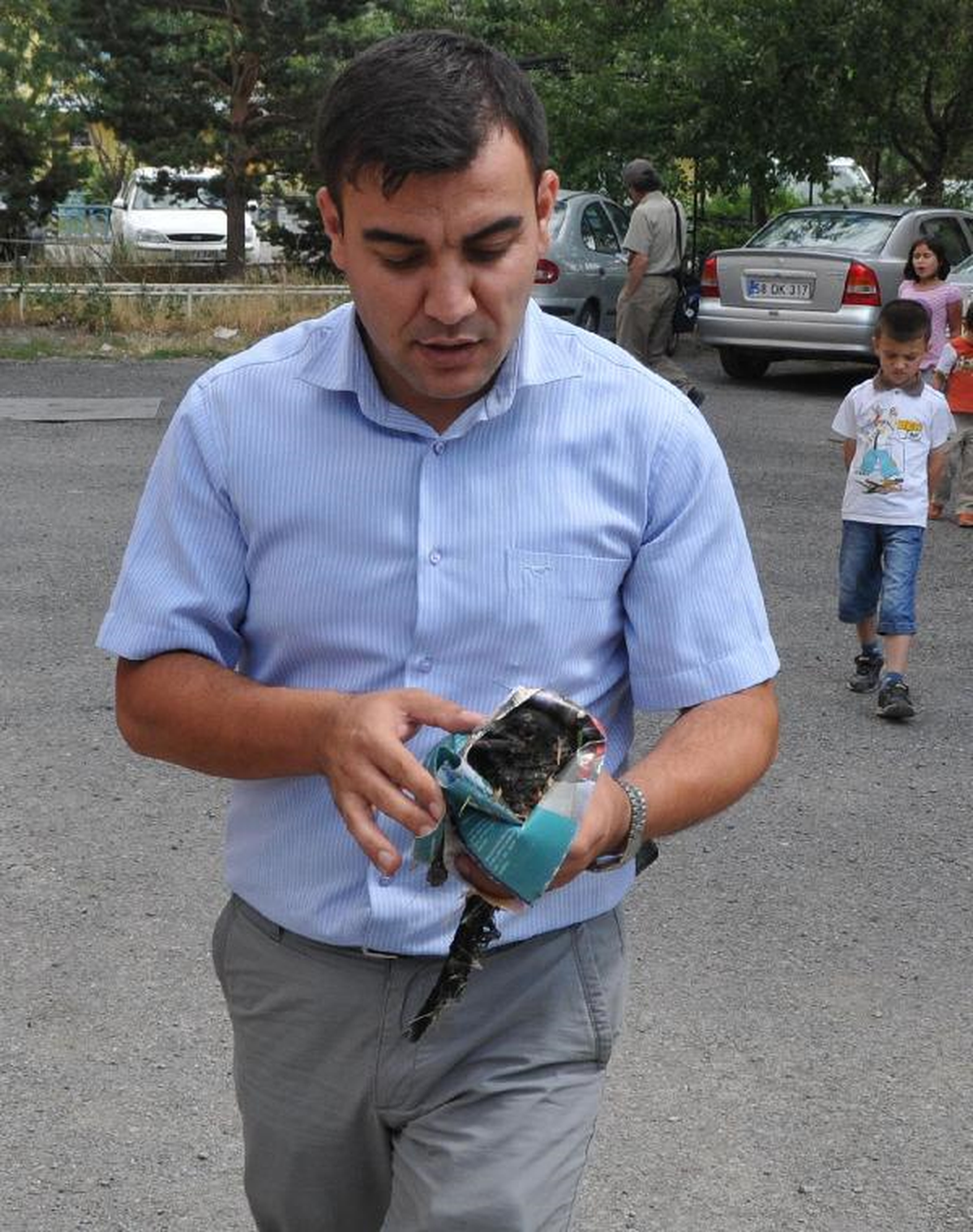 Fare Tuzağına Yapışan Kargaya Yardım Eli
