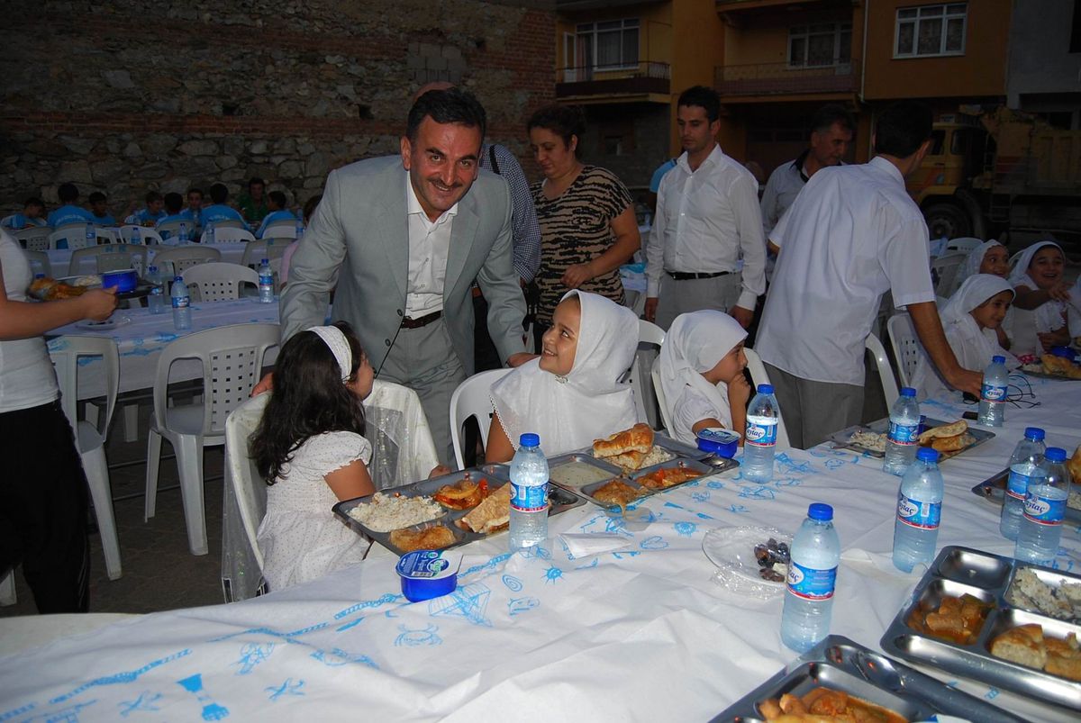 Gemlik Belediyesi İftar Yemeklerine Devam Ediyor