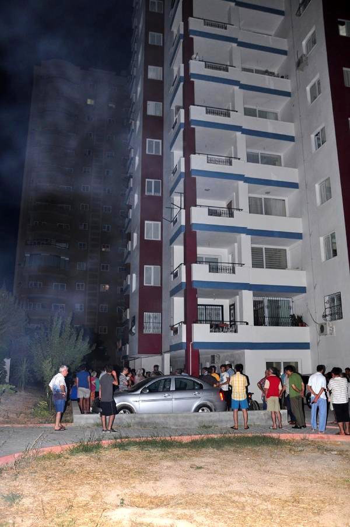 Genç Kız Balkondan Atlayarak İntihar Etti