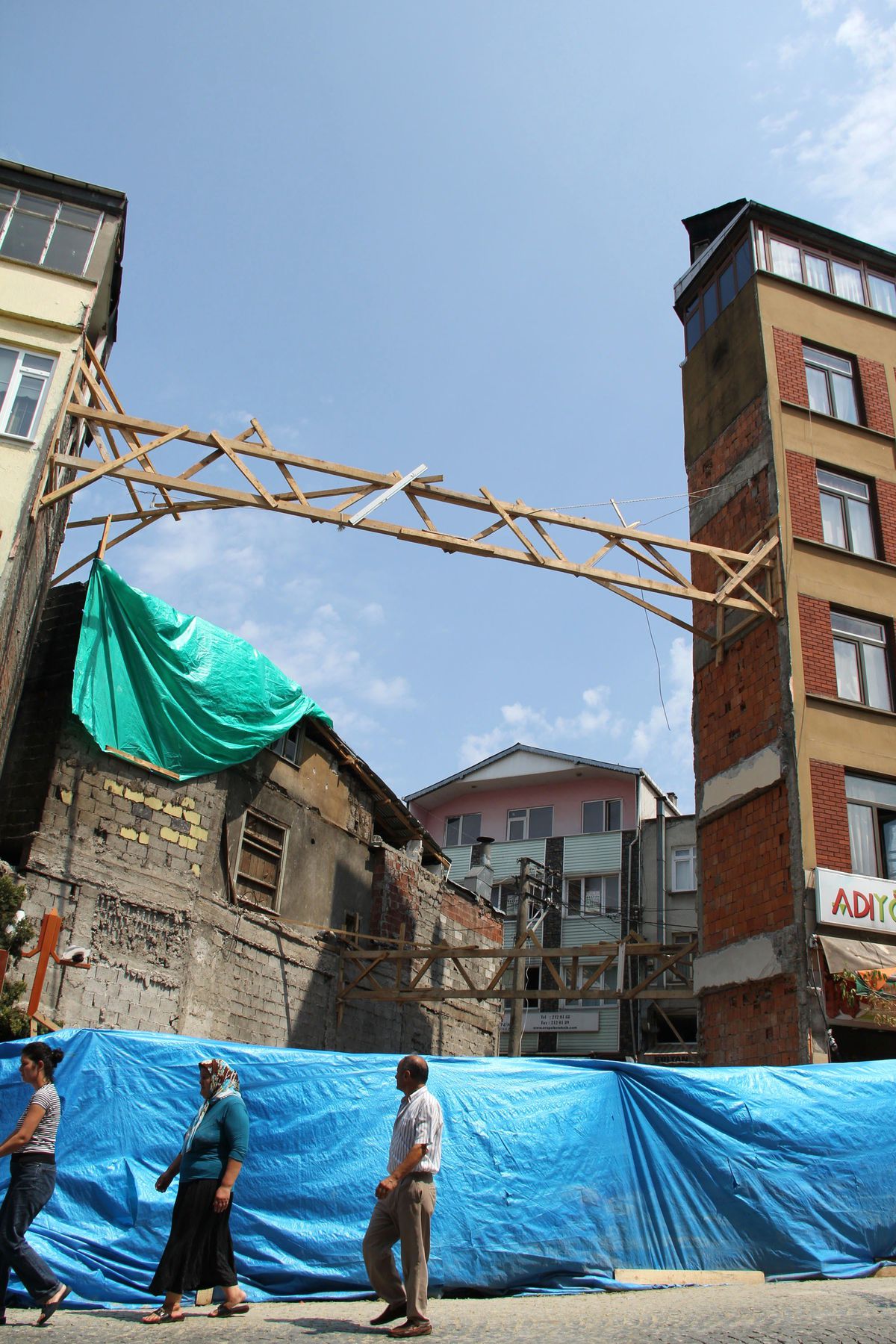 Giresun\'da İnşaat Çalışmalarındaki Güvenlik Zafiyeti Vatandaşı Tedirgin Ediyor