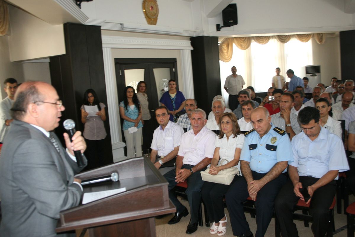 Iğdır Valisi Çiçek Basın Mensuplarına Plaket Verdi