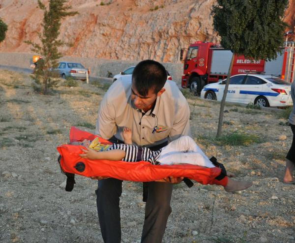 İki Otomobil Çarpıştı: 2 Ölü, 6 Yaralı