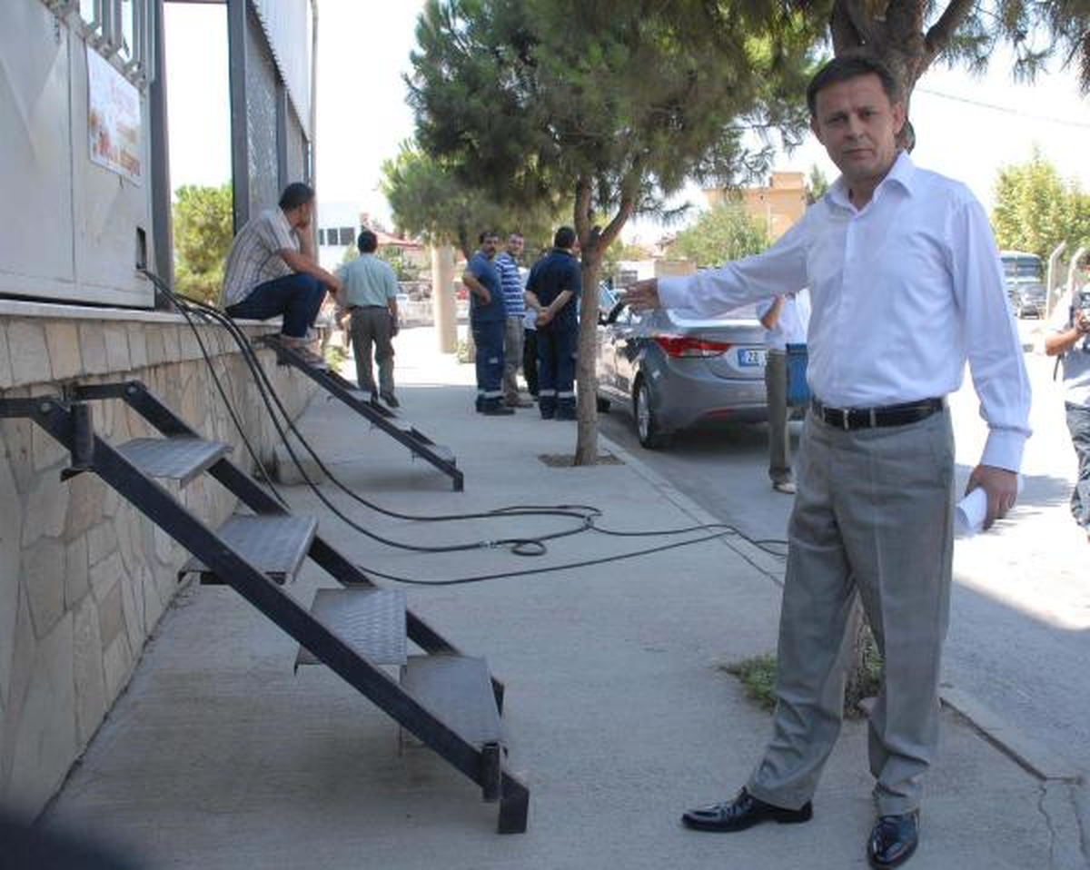 Kaldırımdaki Merdivene Suç Duyurusu