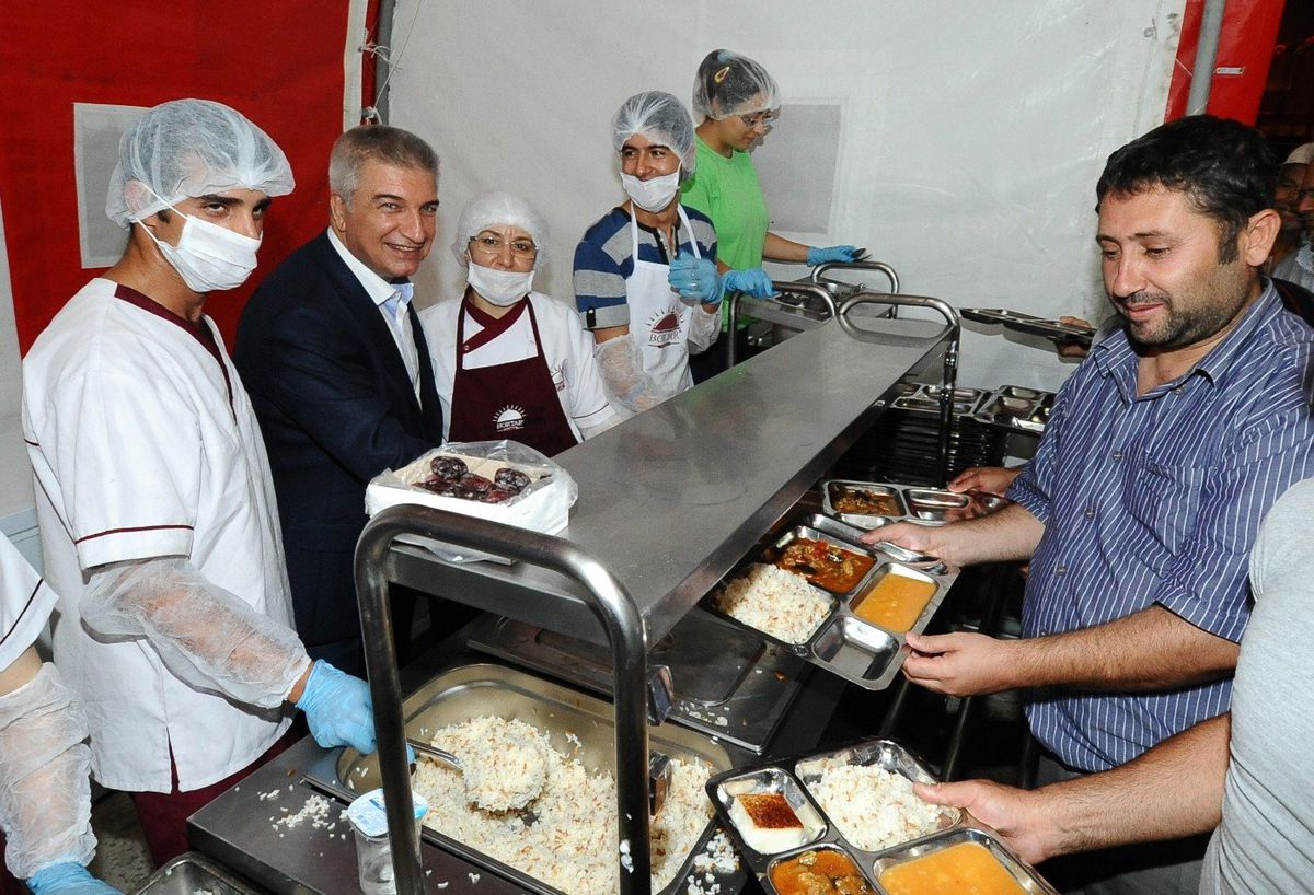 Karşıyaka Belediyesi\'nden Bin 500 Kişilik İftar Yemeği