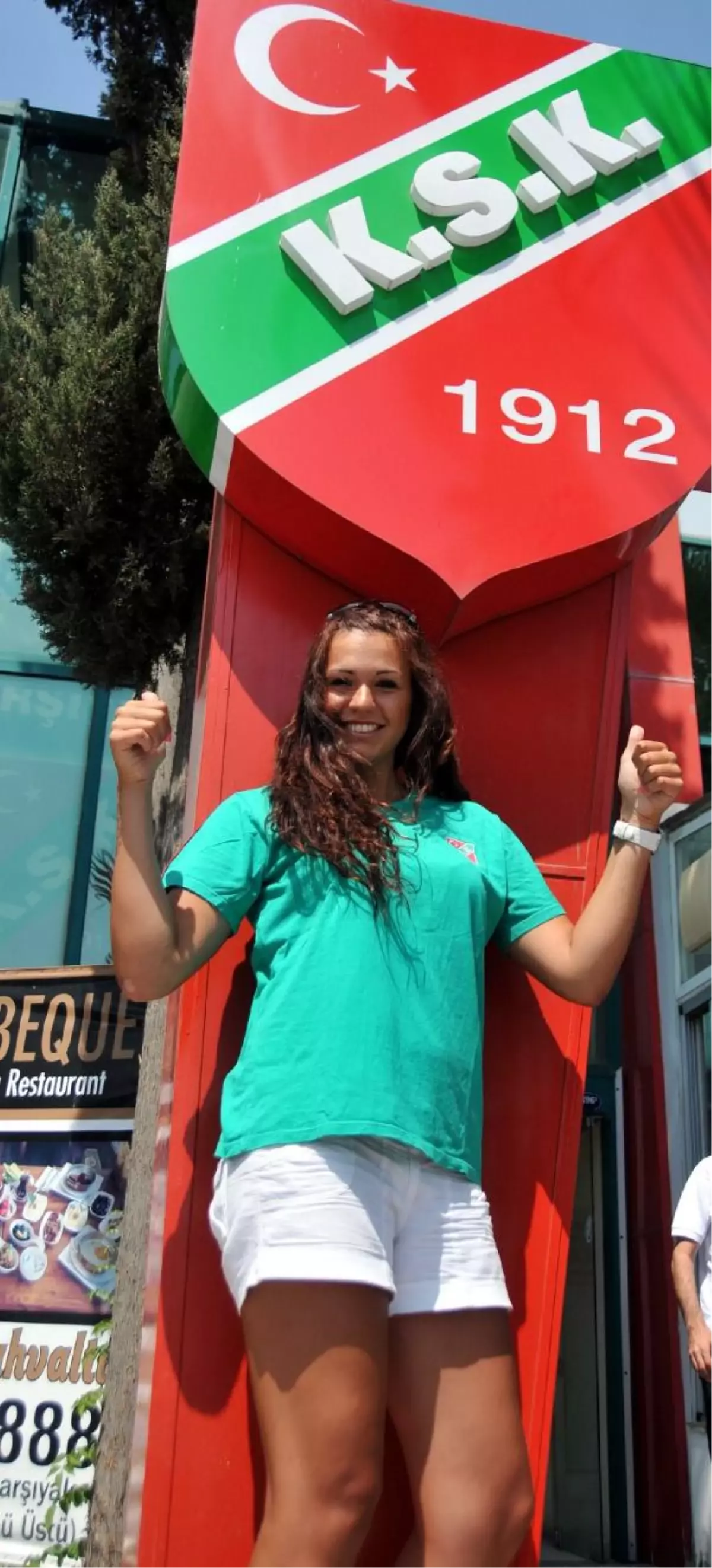 Karşıyaka\'da Yunan Smaçör Eva Sözleşme İmzaladı