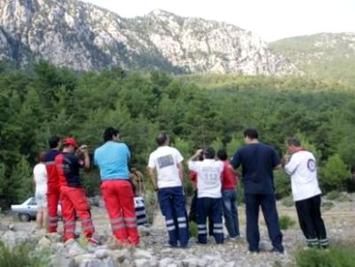 Kemer1 Dağda Uçuruma Düşerek Yaralanan Genç Kızı Akut Kurtardı