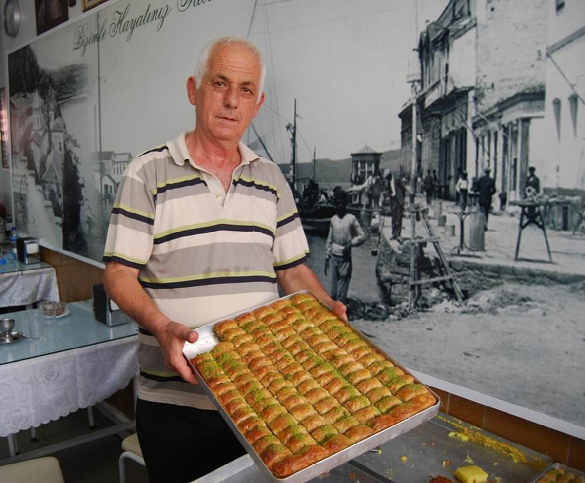 Komşuya Bayram Tatlıları Türkiye\'den