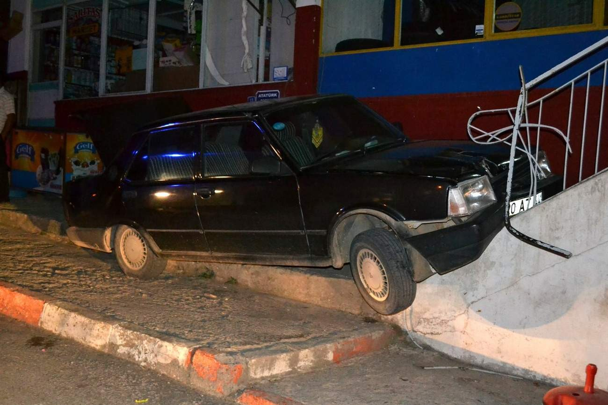 Kontrolden Çıkan Araç Merdivenlere Çarparak Durabildi