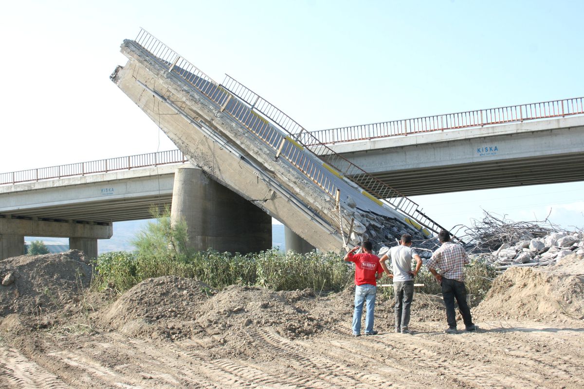Ölüm Köprüsü Parça Parça Yıkılıyor