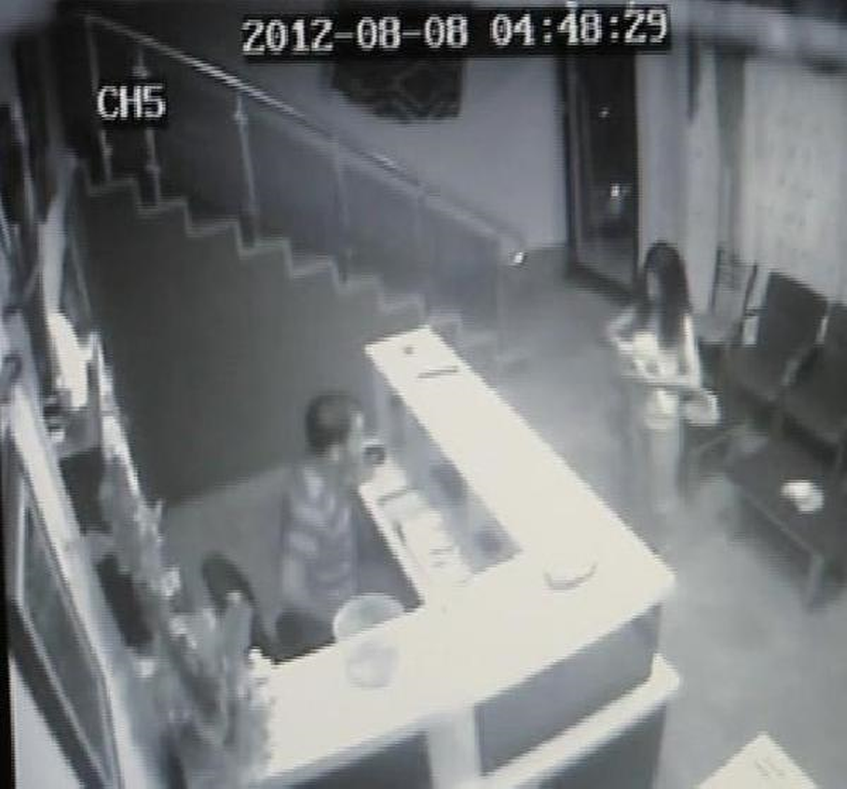 Otel Görevlisine Tüfek ve Sopayla Saldırı Güvenlik Kamerasına Yansıdı