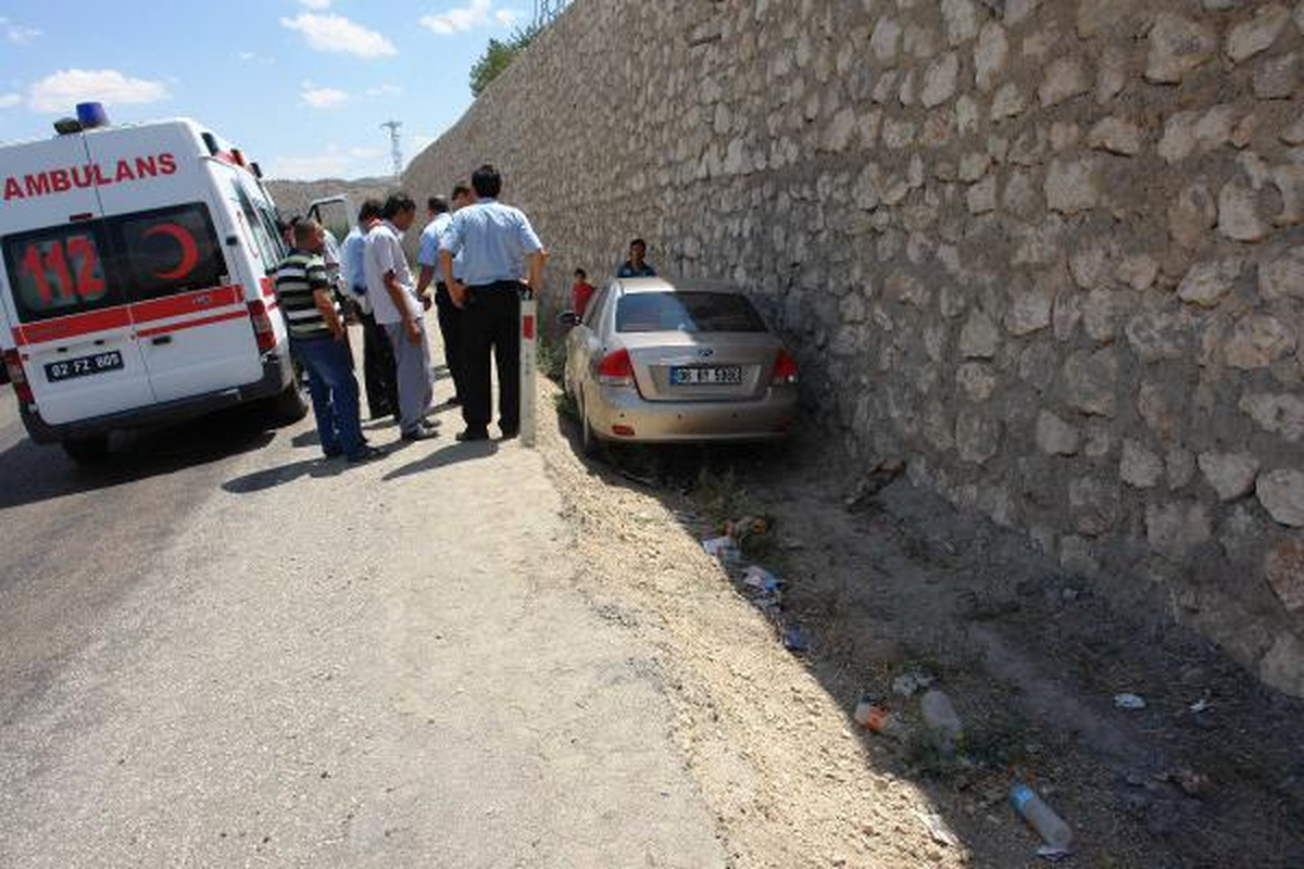 Otomobil Duvara Çarptı, Sürücü Yaralandı