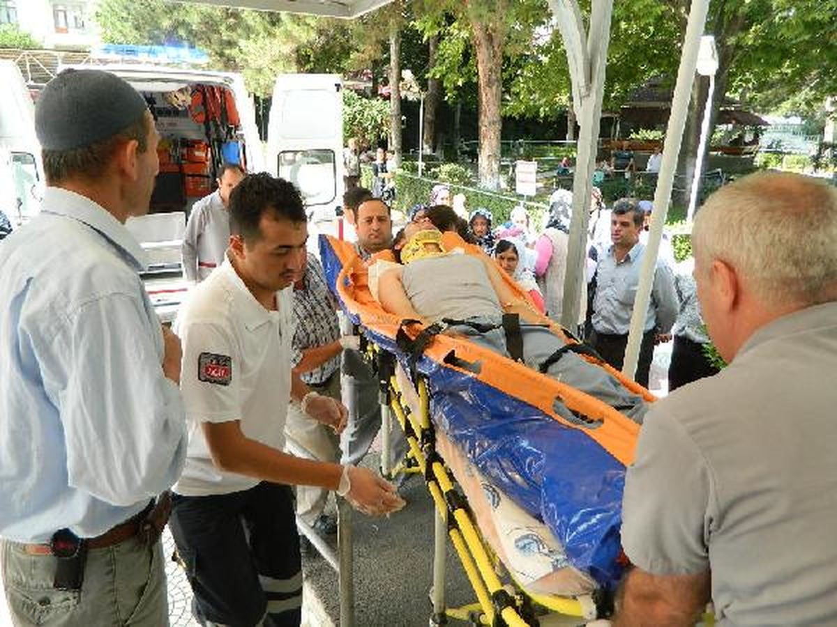 Otomobil Köprü Korkuluklarına Çarptı; Anne ile Kızı Öldü