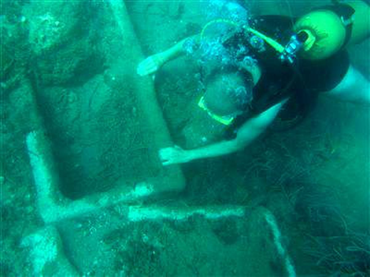 Side\'de Denizden Antik 3 Mezar Steli Çıkarıldı