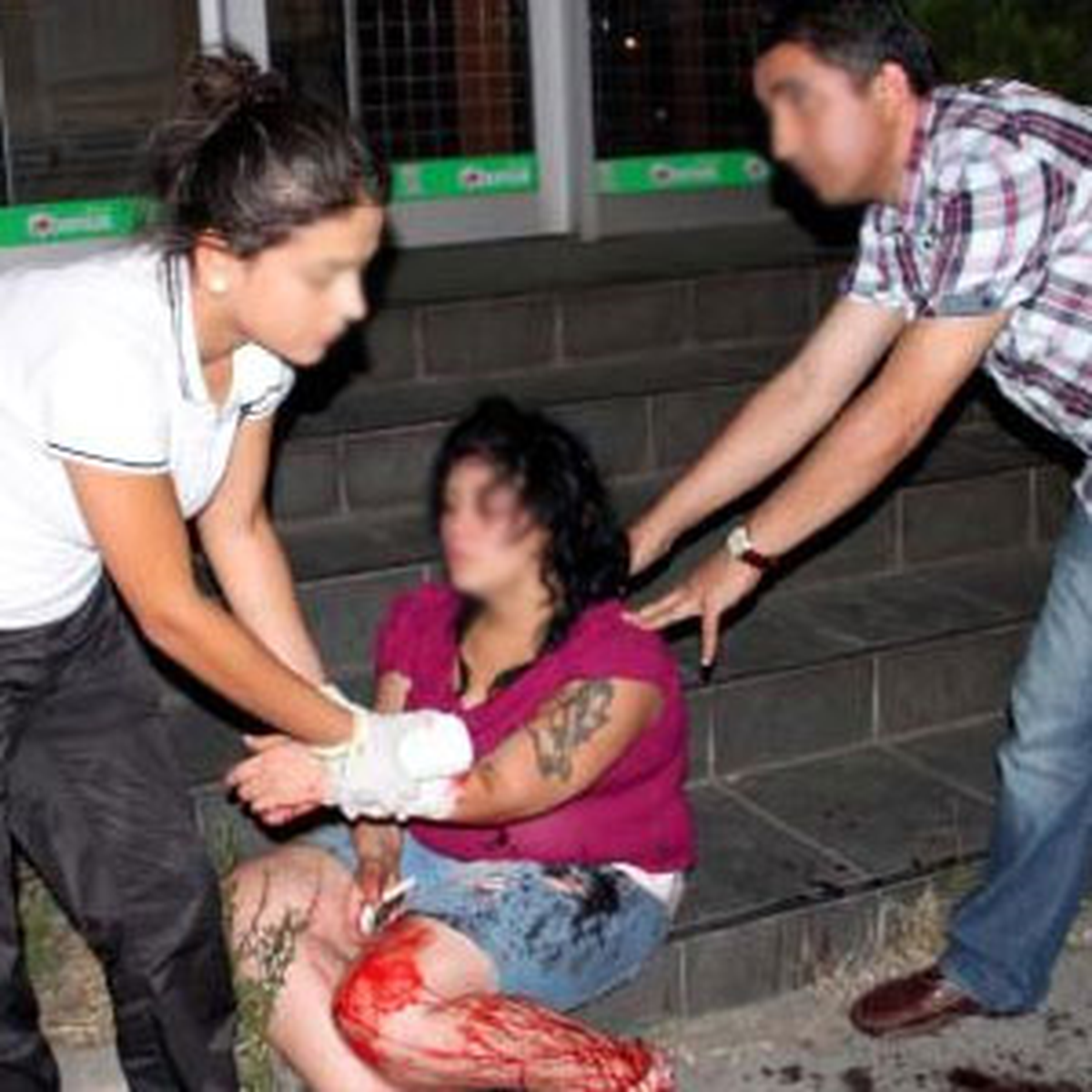 Sokak Ortasında Bileğini Kesti