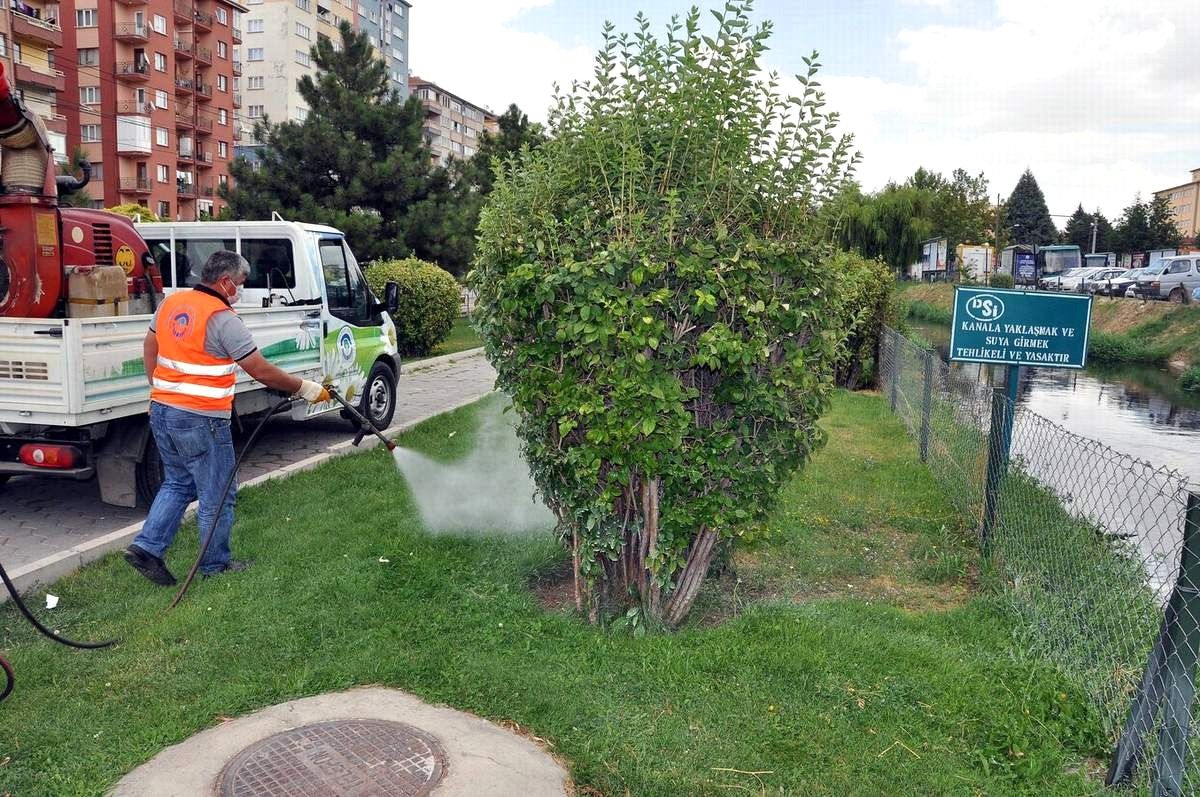 Sulama Kanalları İlaçlanıyor