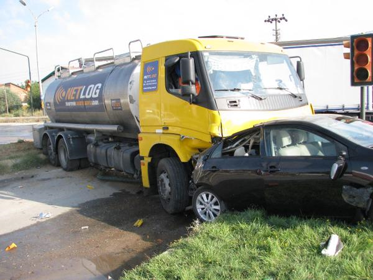 Tanker Kırmızı Işıkta 3 Otomobile Çarptı: 8 Yaralı