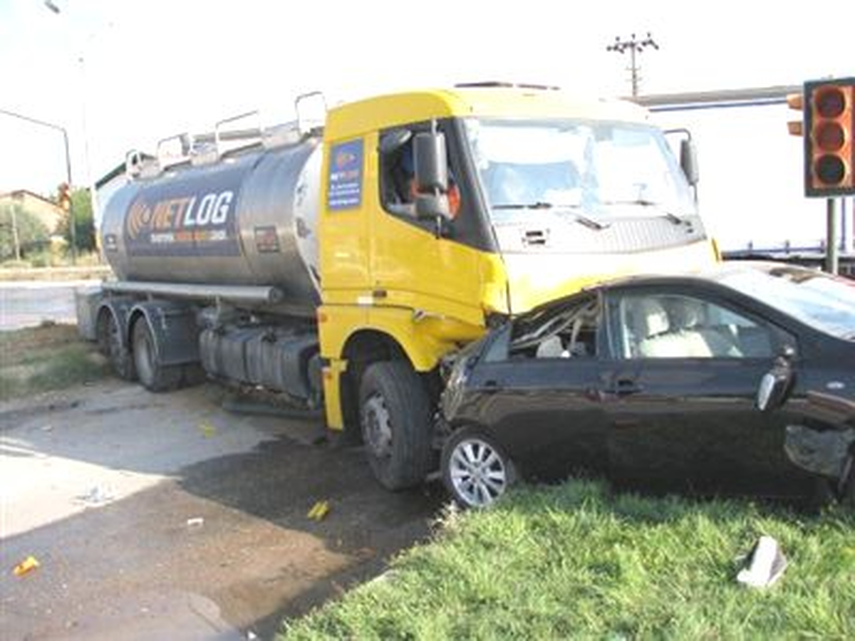 Tanker, Kırmızı Işıkta Duran Otomobillere Çarptı: 8 Yaralı