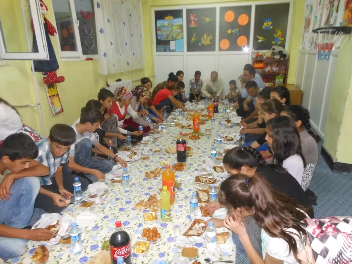 Toplum Merkezinden Bağlar Mahallesi Sakinlerine İftar Yemeği