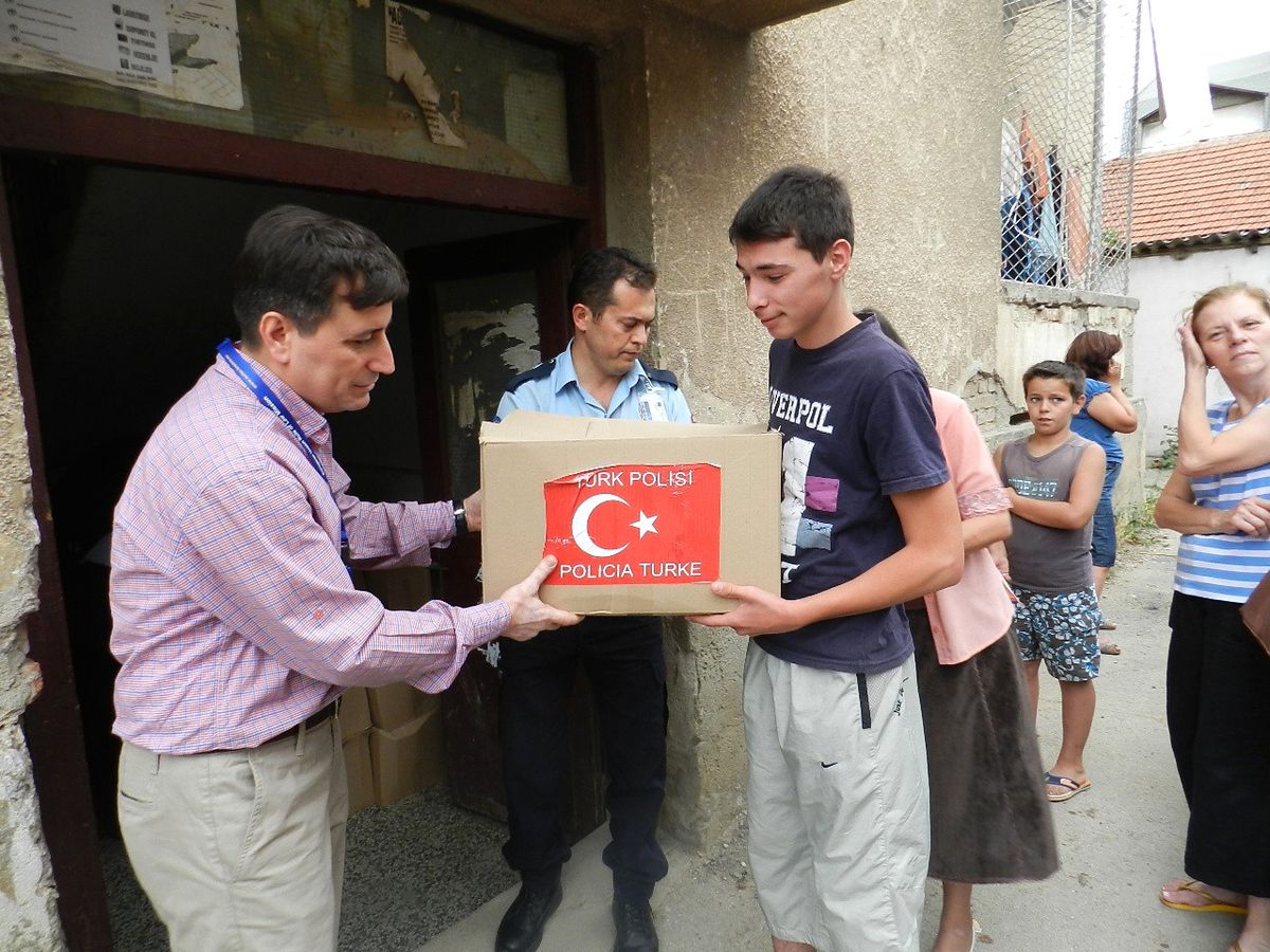 Türk Polisi Kosovalılar\'ın Yüzünü Güldürdü