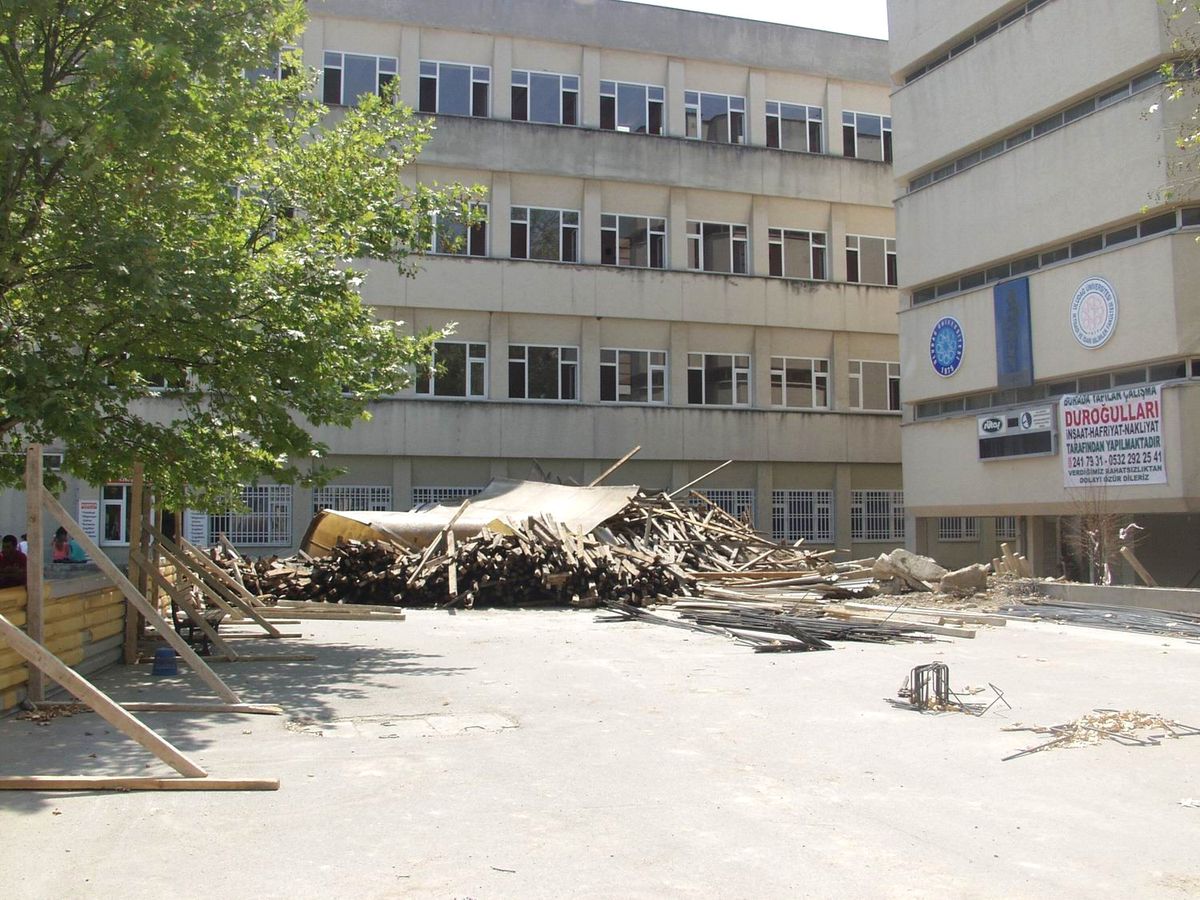 Uludağ Üniversitesi\'nde Toz Toprak İçinde Eğitim