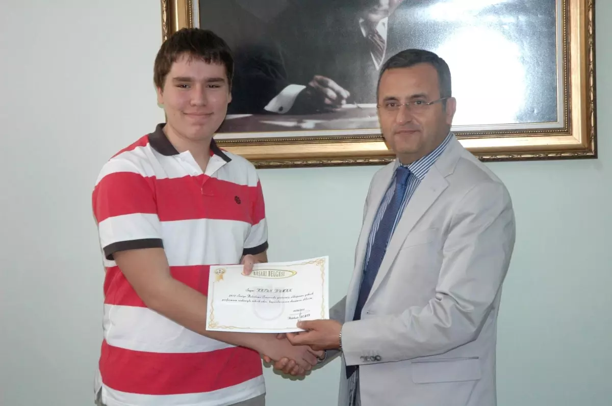 Vali Demir\'den Başarılı Öğrencilere Ödül