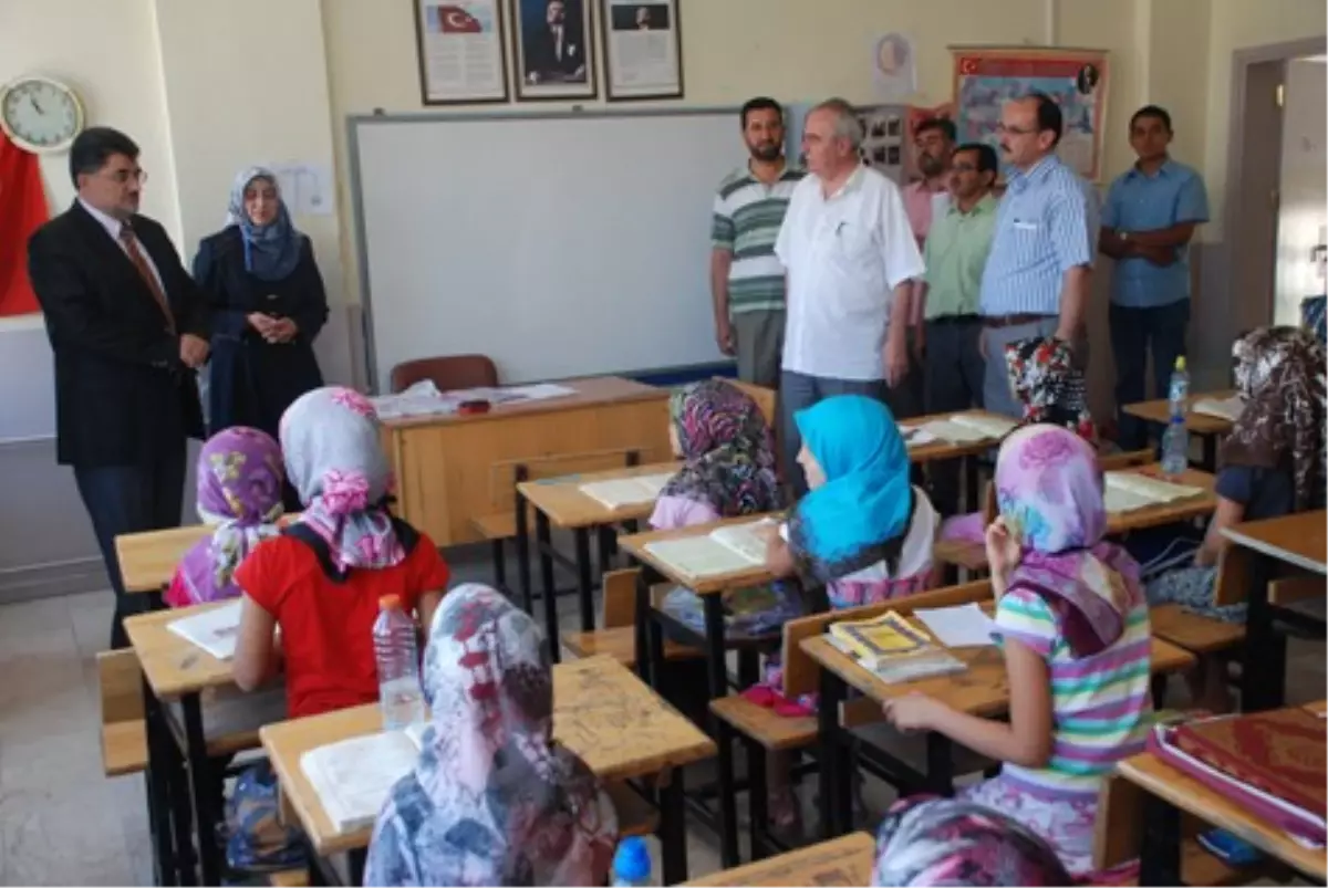 Yaz Kur'an Kursu Öğrencilerine Kur'an-I Kerim Verildi