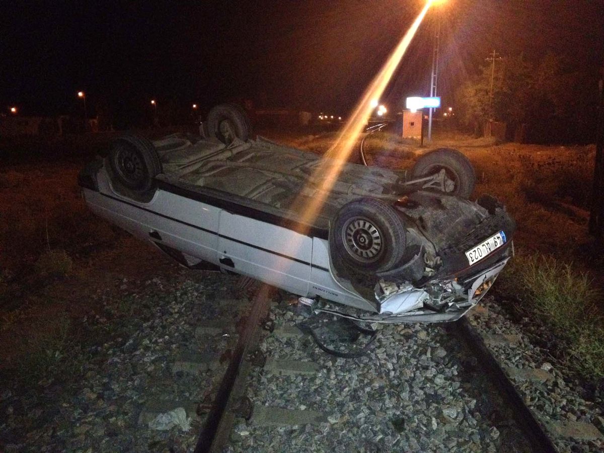 Yük Treni Otomobile Çarptı: 1 Yaralı