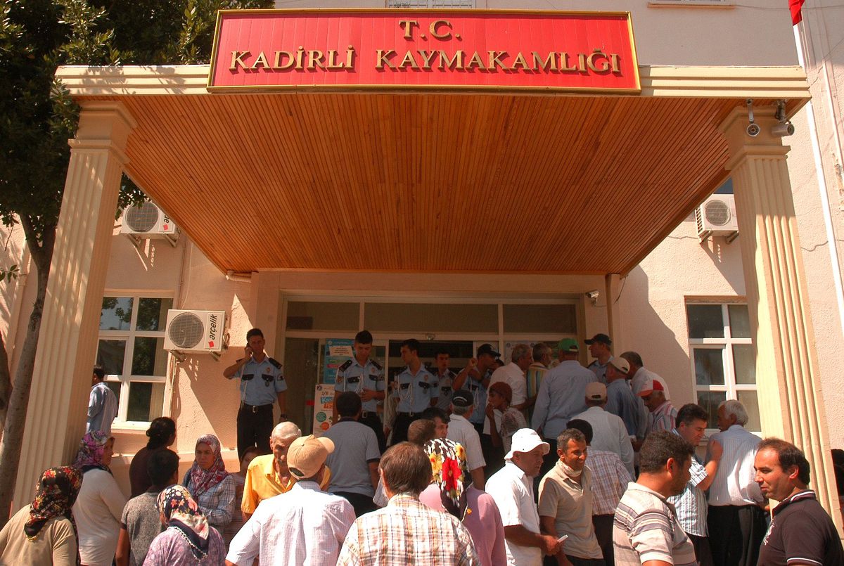 100 TL\'lik Yardım İzdihamı
