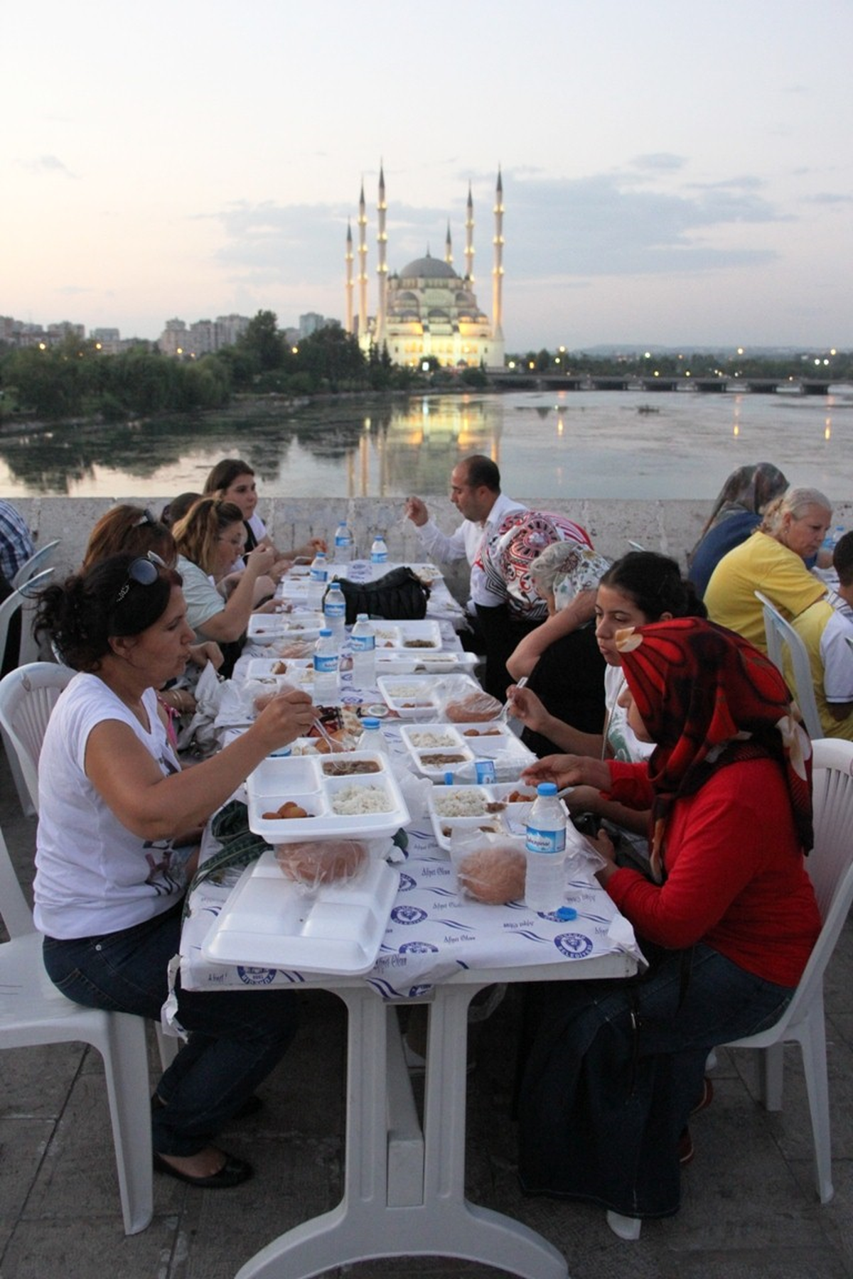 AK Parti\'den Tarihi Köprüde İftar Yemeği