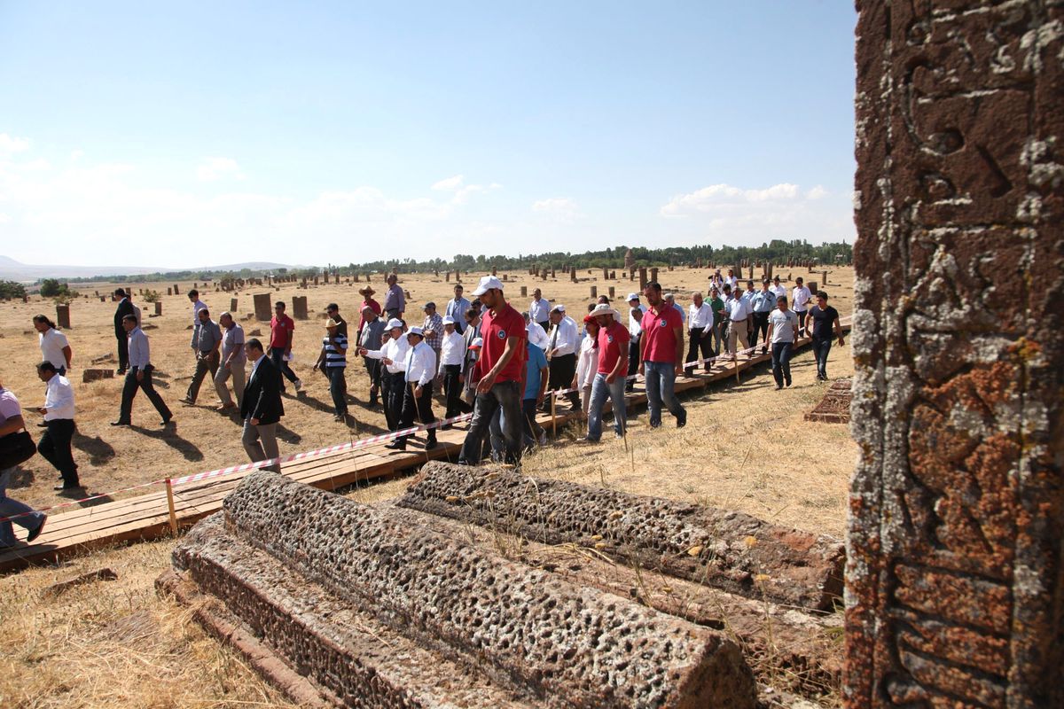 Bakan Yazıcı, Ahlat\'a Hayran Kaldı