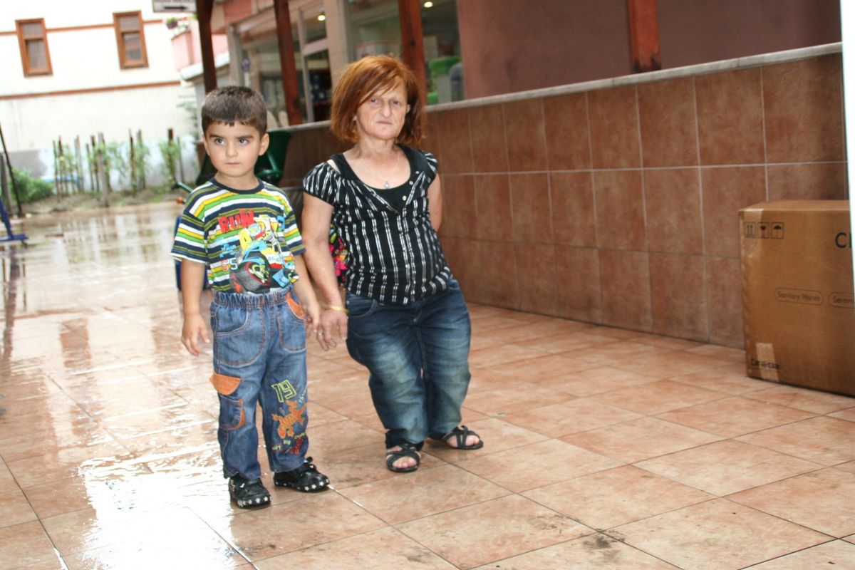 Baston İmal Ederek Oğlunu Büyütüyor