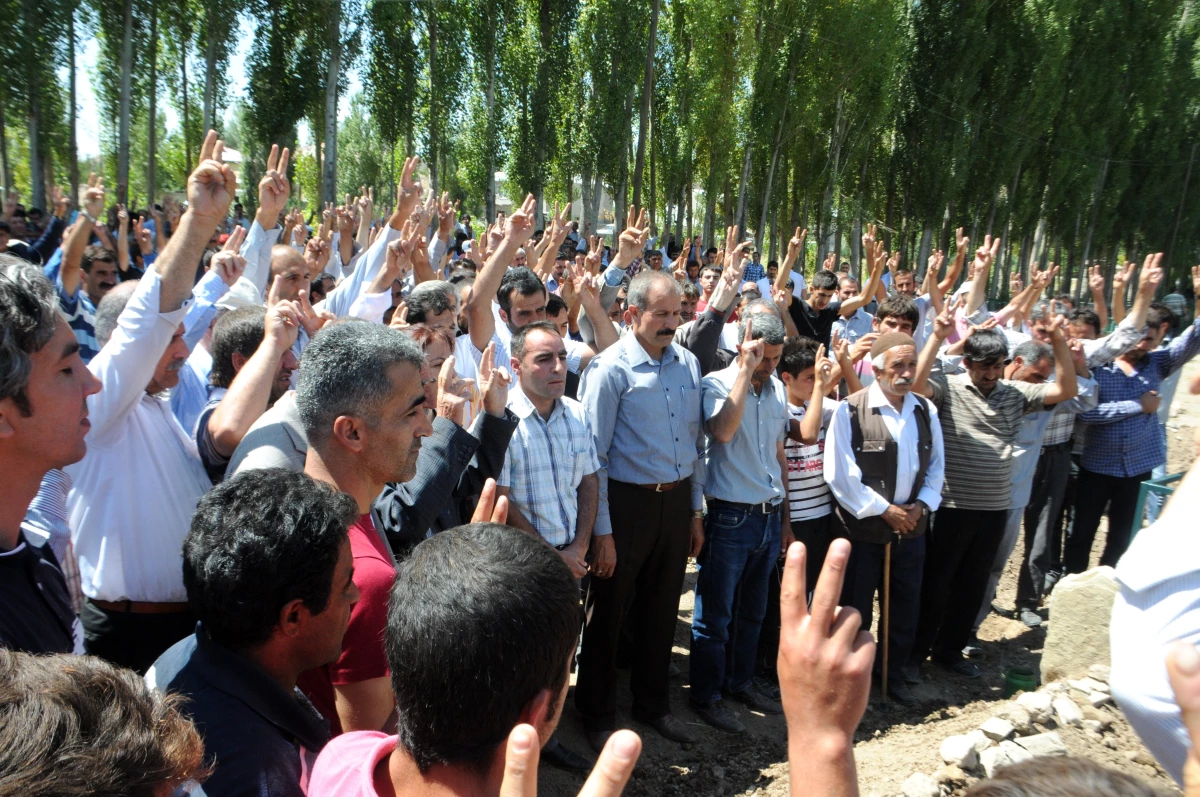 Çatışmada Ölü Ele Geçirilen PKK\'lı Van\'da Toprağa Verildi