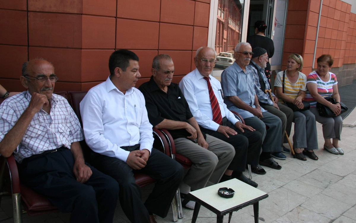 CHP Huzurevi Sakinlerini Ziyaret Etti