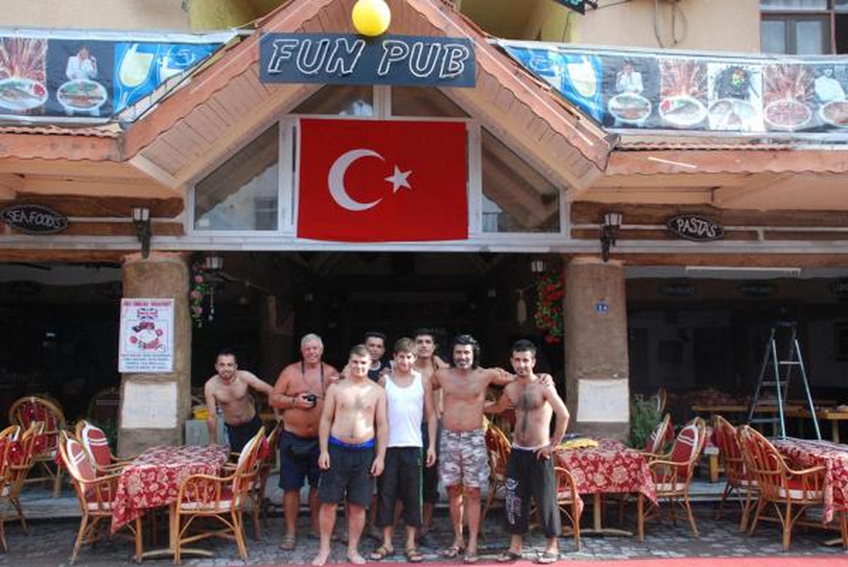 Dalyan\'da Saldırıya Uğrayan Restorana Türk Bayrağı Asıldı