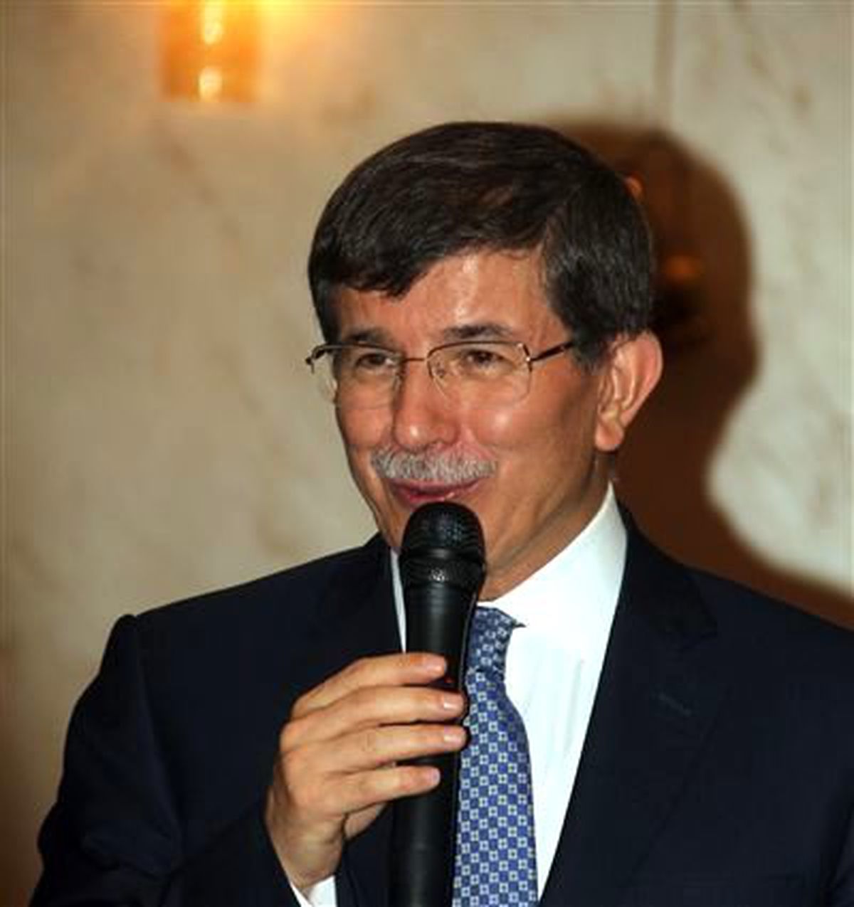 Dışişleri Bakanı Ahmet Davutoğlu, Myanmar\'daki Türk Vatandaşlarıyla Bir Araya Geldi.