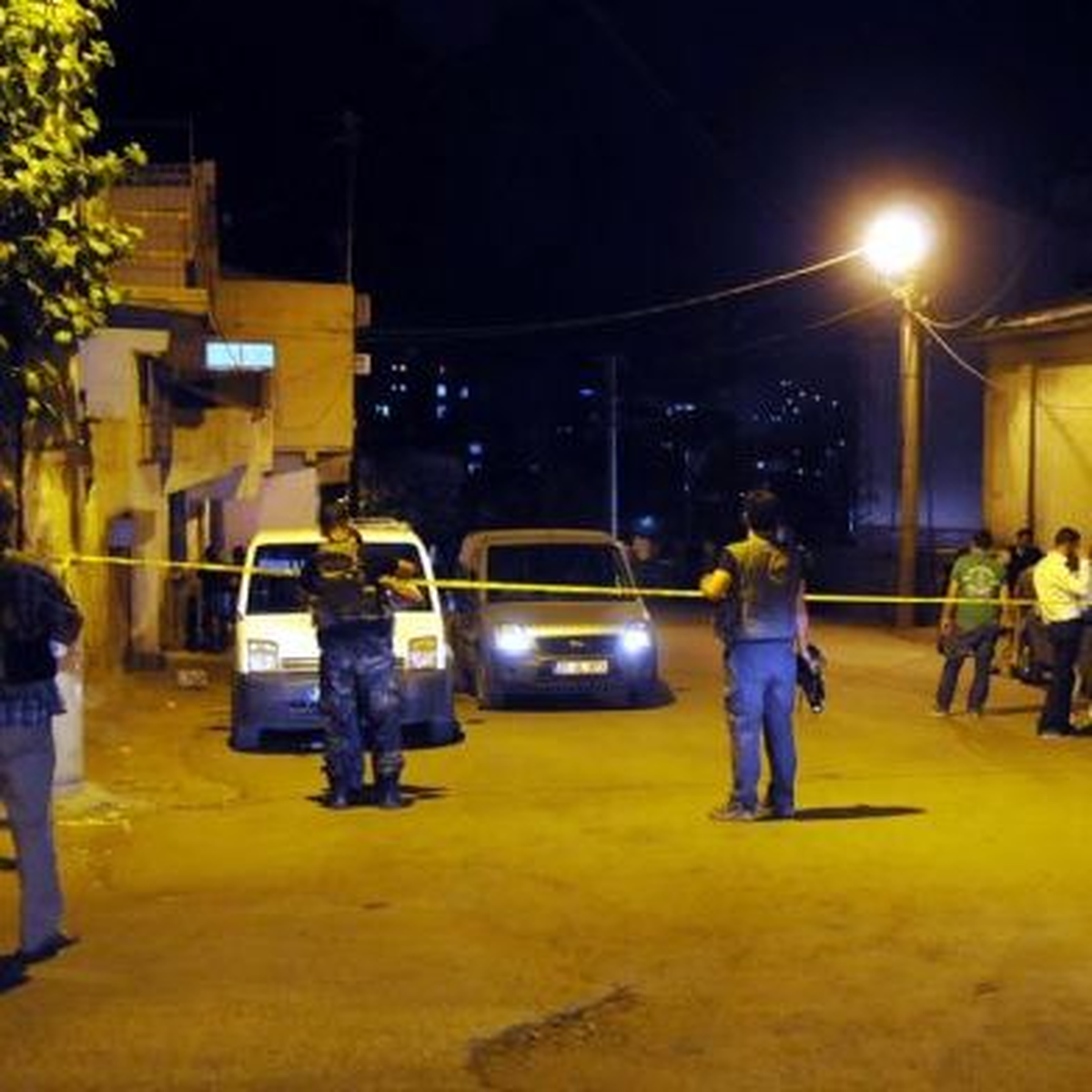 Diyarbakır 2 İftar Sonrası Polis Karakoluna Saldırı